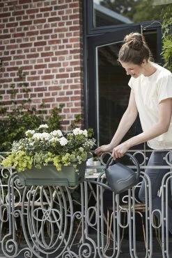 Balkonbak Elho Green Basics XL Allin1 55cm - Bladgroen -Buitentuinonderhouds Winkel green basics balkonbak xl allin1 55cm plantenbak bladgroen 7 14